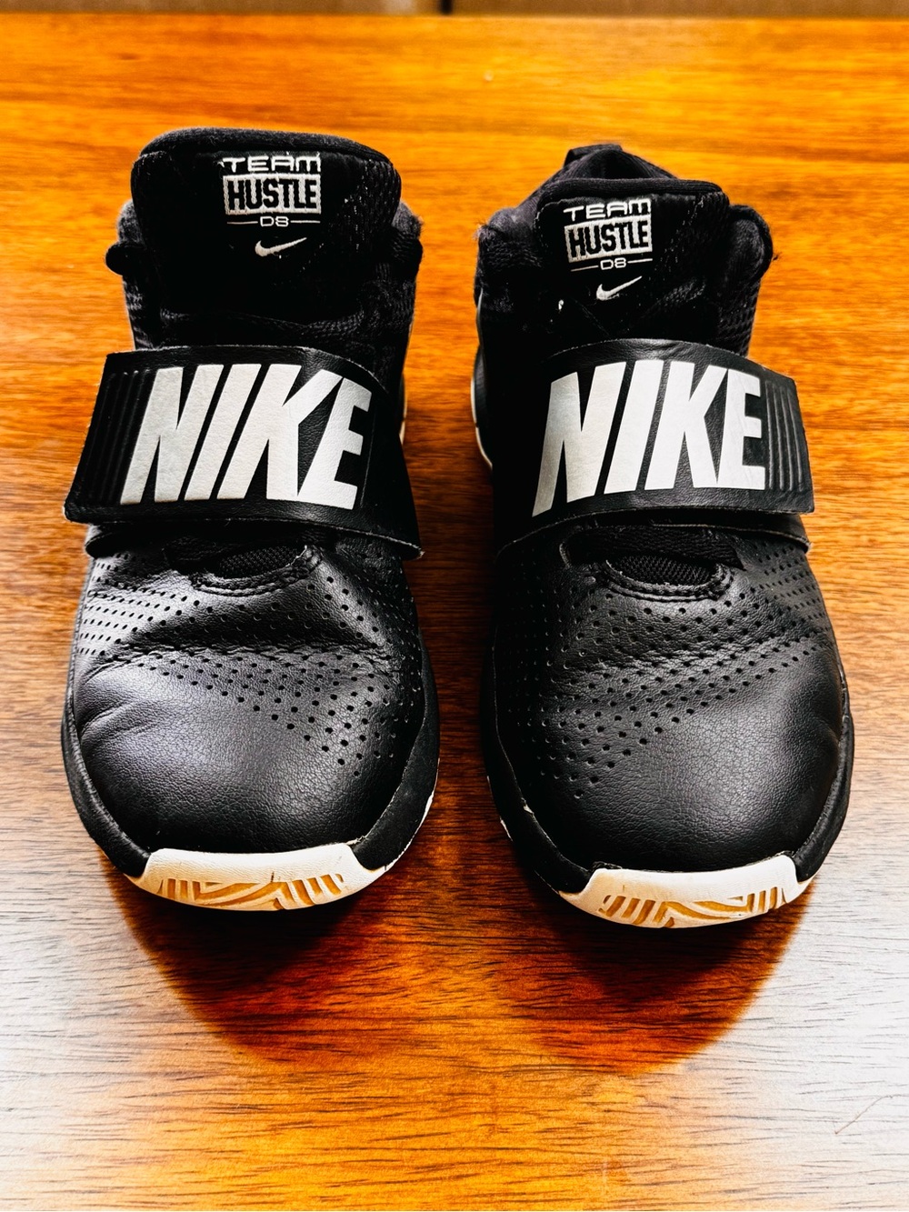 Nike Team Hustle D8 Youth Basketball Shoes Black White Hook & Loop Size 4Y